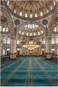 Cami harim bölümü ve ana ibadet alanı
